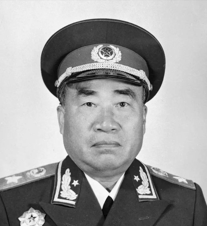 中央三人軍事領(lǐng)導(dǎo)小組，引領(lǐng)中國軍事發(fā)展的核心力量，中央三人軍事領(lǐng)導(dǎo)小組，中國軍事發(fā)展的領(lǐng)航者