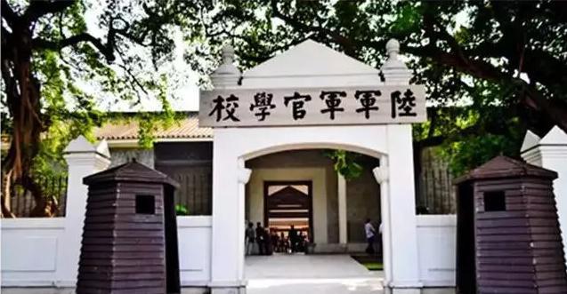 伏龍芝軍事學(xué)院與黃埔軍校，哪所軍事學(xué)府更勝一籌？，伏龍芝軍事學(xué)院與黃埔軍校，軍事學(xué)府實力對比解析