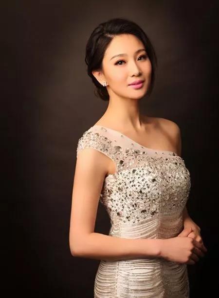 侯夢莎的第一個老公是誰，揭開神秘面紗下的真相，侯夢莎婚姻背后的真相，第一任丈夫身份揭秘