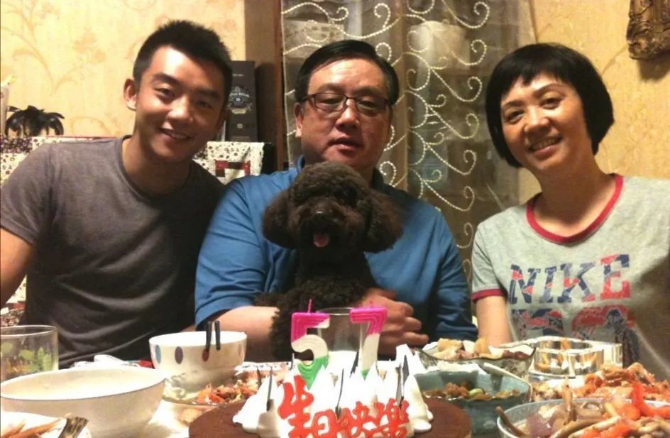 鄭愷父母資料簡(jiǎn)介，鄭愷父母簡(jiǎn)介