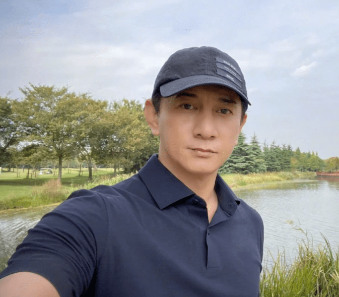 吳奇隆近照，時(shí)光中的不老男神，吳奇隆近照，時(shí)光不老，男神依舊風(fēng)采迷人