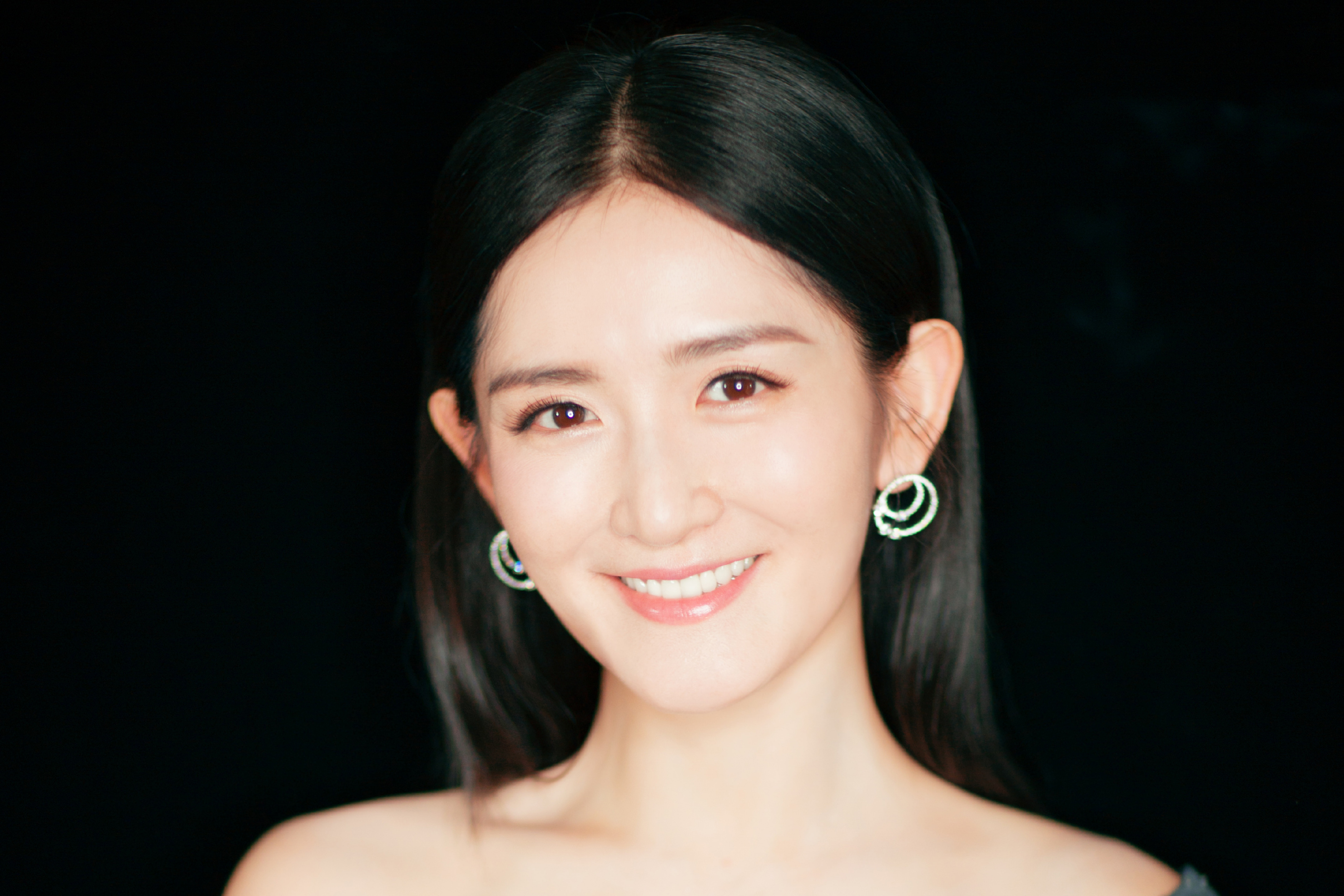 歌手謝娜個(gè)人資料簡介，謝娜個(gè)人簡介及資料匯總