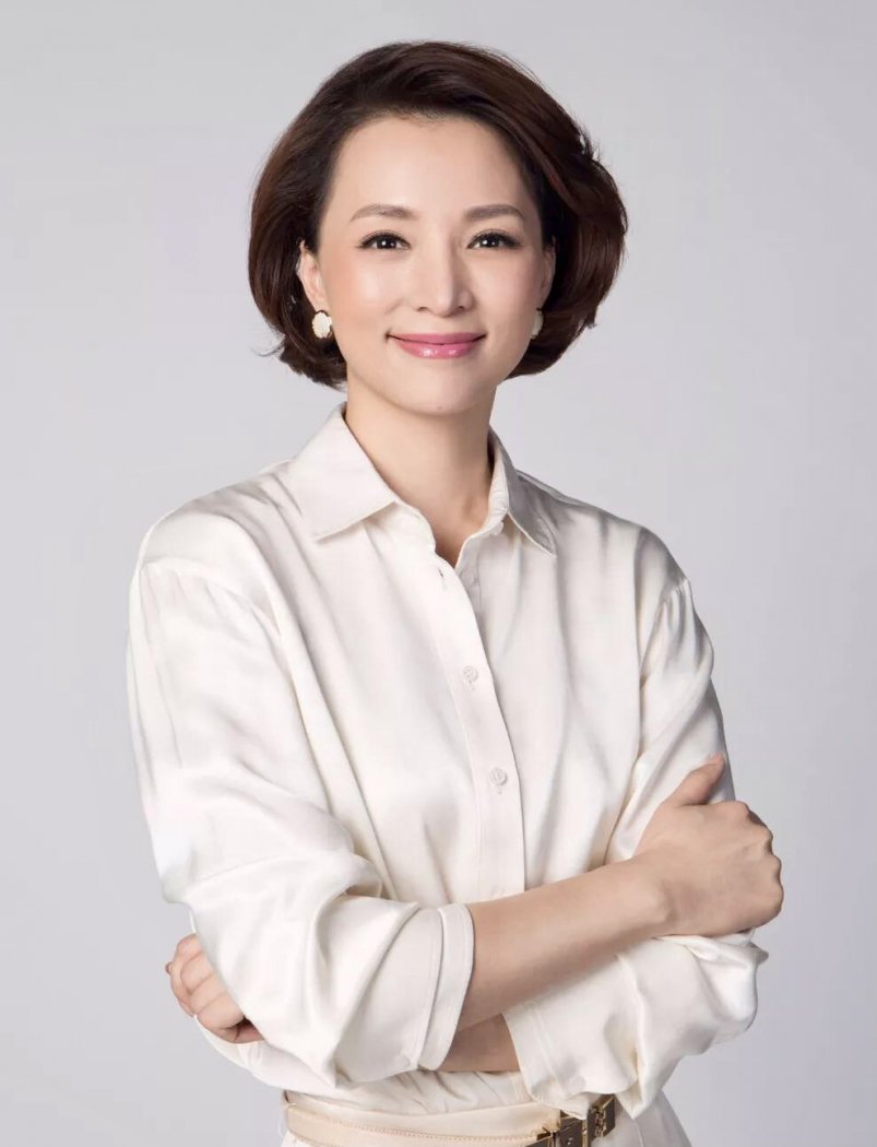 央視主持人董卿個(gè)人資料簡(jiǎn)介，央視主持人董卿個(gè)人資料簡(jiǎn)介，一覽無(wú)余的才華與風(fēng)采