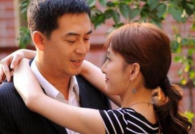 揭秘張嘉譯妻子身份，究竟是誰？，張嘉譯妻子身份揭秘，她究竟是誰？