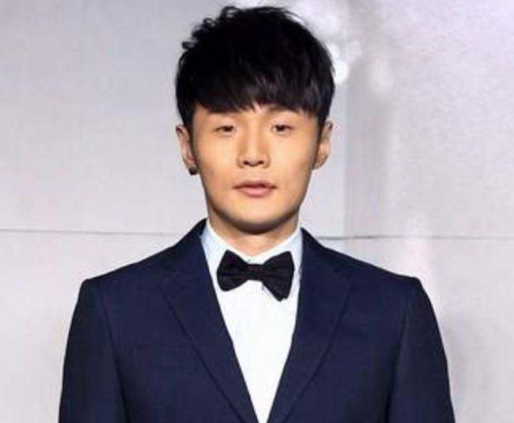 揭秘李榮浩真名背后的故事，揭秘李榮浩真名背后的故事，探尋音樂(lè)才子背后的故事