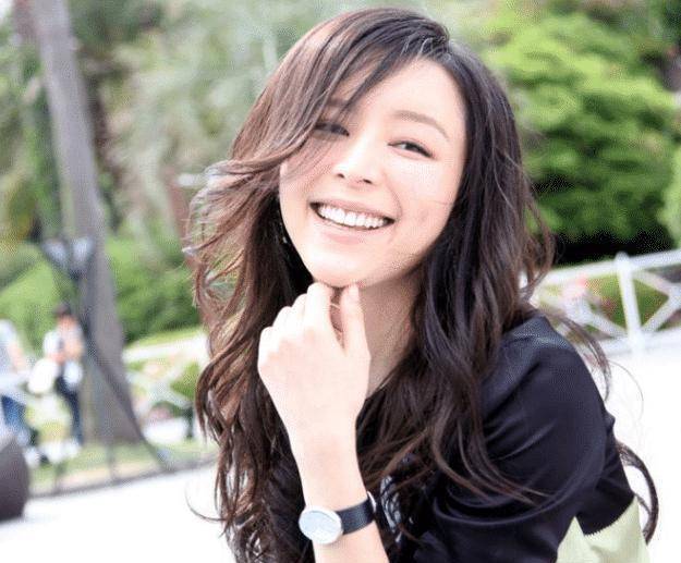 令人擔(dān)憂的43歲張靜初現(xiàn)狀，張靜初現(xiàn)狀令人憂慮