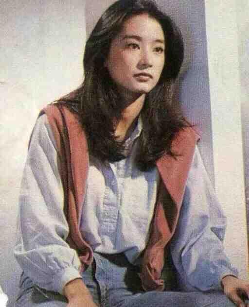 林青霞年輕時(shí)圖片，時(shí)光倒流，重溫女神的青春風(fēng)采，林青霞年輕時(shí)光彩照人，重溫女神青春風(fēng)采的圖片回顧