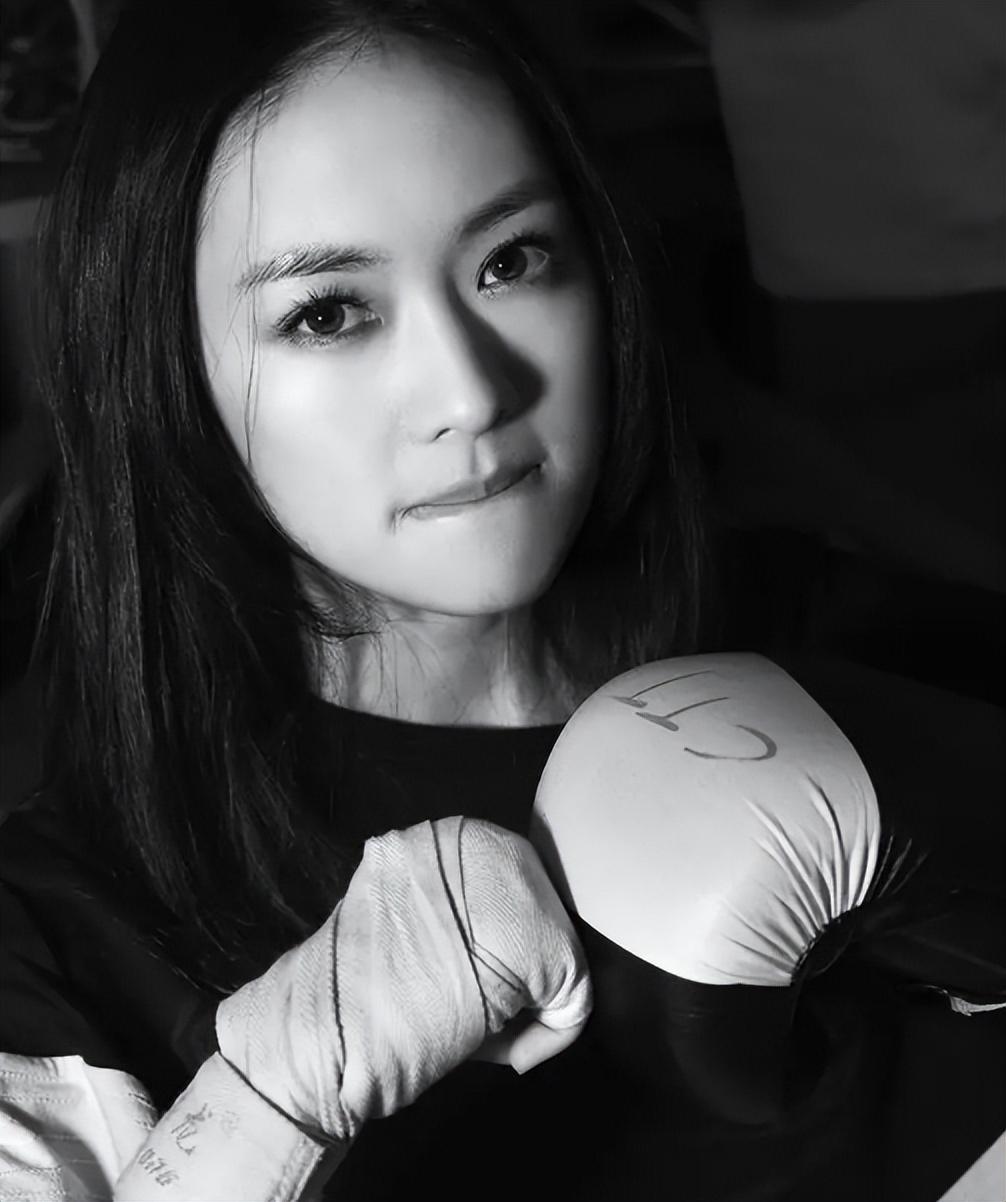 演員童謠作品有哪些，一位多才多藝的演員的藝術(shù)生涯，演員童謠的藝術(shù)生涯，她的作品有哪些閃光點(diǎn)？