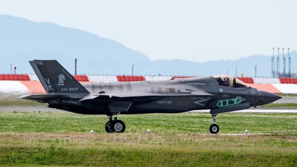 殲-20與F-16V之間的較量，真實能力與性能分析，殲-20與F-16V對決揭秘，真實能力與性能深度分析